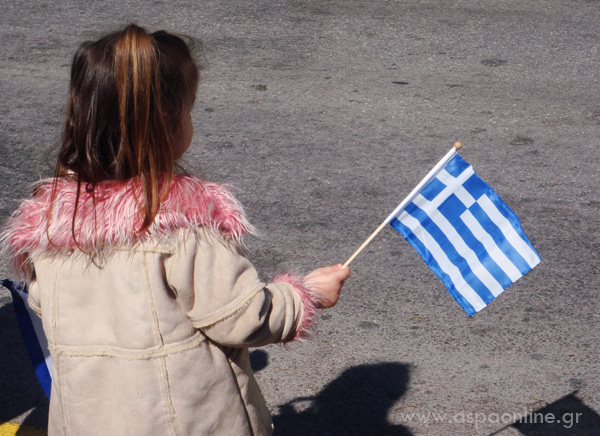 Κοριτσάκι με ελληνική σημαία
