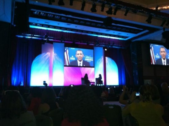 Ο Obama μιλάει μέσω δορυφορικής σύνδεσης στο Blogher '12