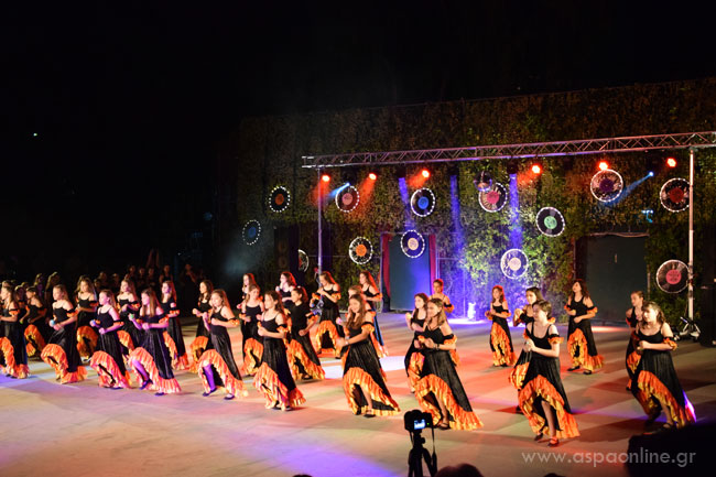 Ένα παιδί που χορεύει: Conga