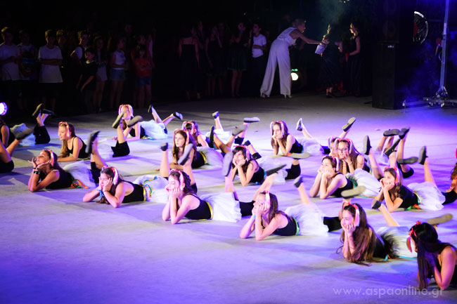 Ένα παιδί που χορεύει: Girls just want to have fun 