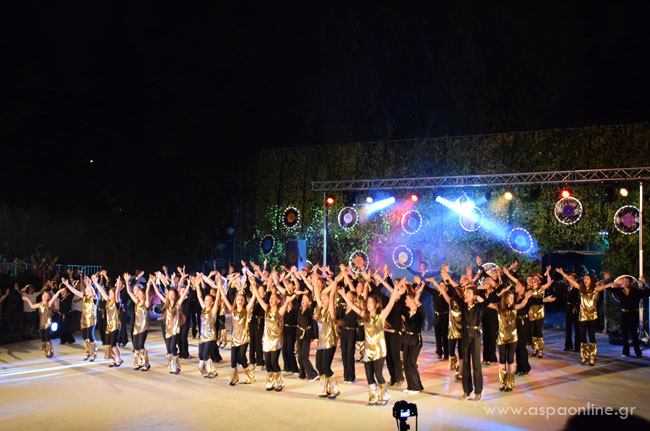 Ένα παιδί που χορεύει: YMCA